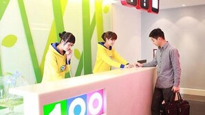 A reception desk with a '100%' sign, indicating a promotional offer. - 100 Inn (Small Shanghai pedestrian street) (Shanghai)