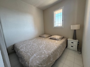 1 chambre, fer et planche Ă repasser
