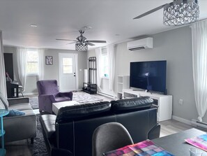 TV connectée, lecteur de DVD, livres