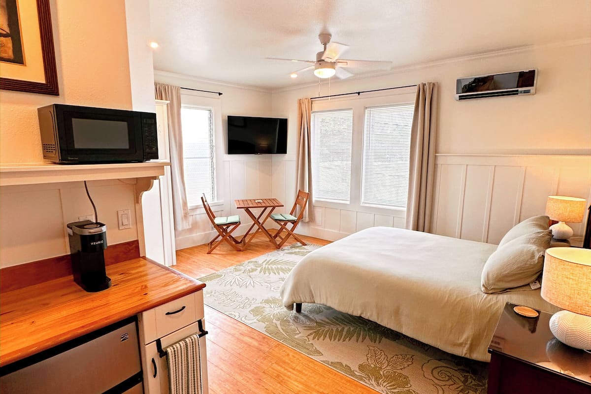 Classic Double Room, 1 King Bed, Air conditioning, City View | Living area | 55-inch Smart TV with digital channels, Netflix, Hulu
