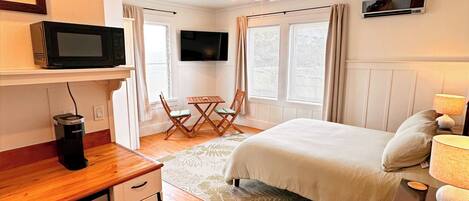 Habitación clásica doble, 1 cama de matrimonio grande, Aire acondicionado, vistas a la ciudad | Zona de estar | Smart TV de 55 pulgadas con canales digitales, además de Netflix, Hulu