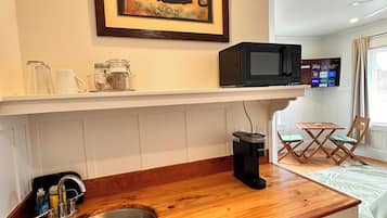Classic Double Room, 1 King Bed, Air conditioning, City View | Private kitchenette