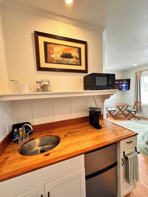 Chambre classique double, 1 très grand lit, climatisation, vue sur la ville | Cuisinette privée | Four à micro-ondes, cafetière-théière, vaisselle et ustensiles