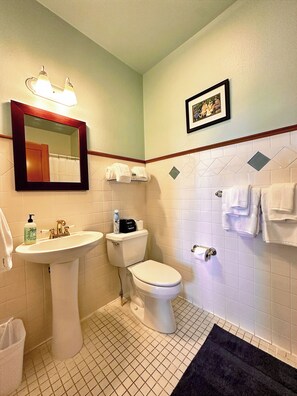 Classic Quadruple Room, 2 Queen Beds, Park View | Bathroom