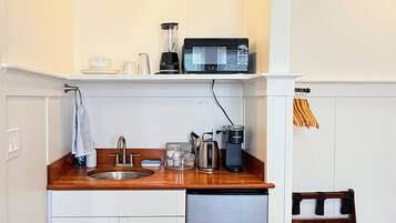 Chambre Double Classique | Coin cuisine privé | Micro-ondes, cafetiÚre/bouilloire