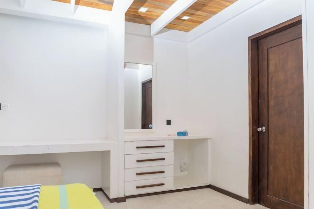 In-room safe, laptop workspace, blackout curtains