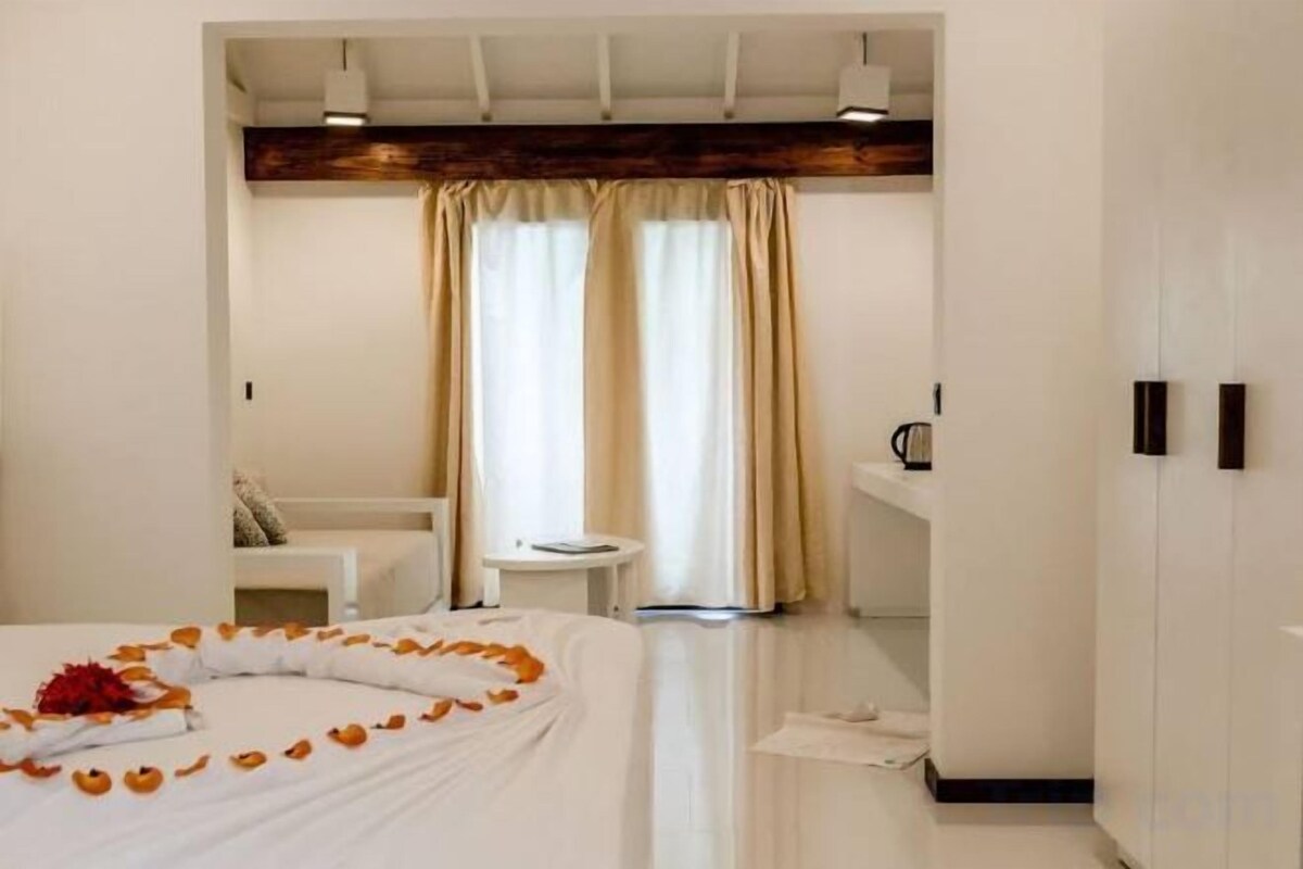 In-room safe, laptop workspace, blackout curtains