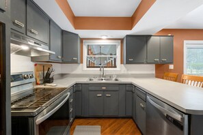 Private kitchen - Heated Pool, Amenities Galore, 5 BD, 2 Bath (Fort Wayne)