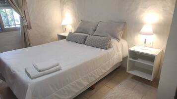 1 habitación, tabla de planchar con plancha, wifi gratis y ropa de cama