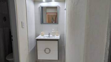 Ducha, bidet, toallas, jabón