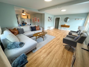 Living area - Cozy Riverfront Cabin: Parks,Kayaks& Island Charm (Momence)