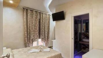 Comfort Townhome, Non Smoking, Private Bathroom | 1 bedroom, desk, blackout curtains, soundproofing