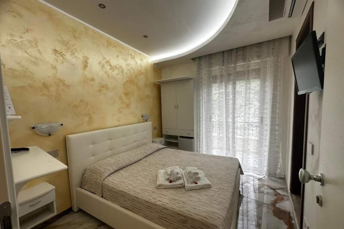 Residenza Comfort, non fumatori, bagno privato | 1 camera, una scrivania, tende oscuranti, insonorizzazione