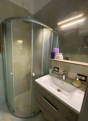 Haartrockner, Handtücher, Seife, Toilettenpapier
