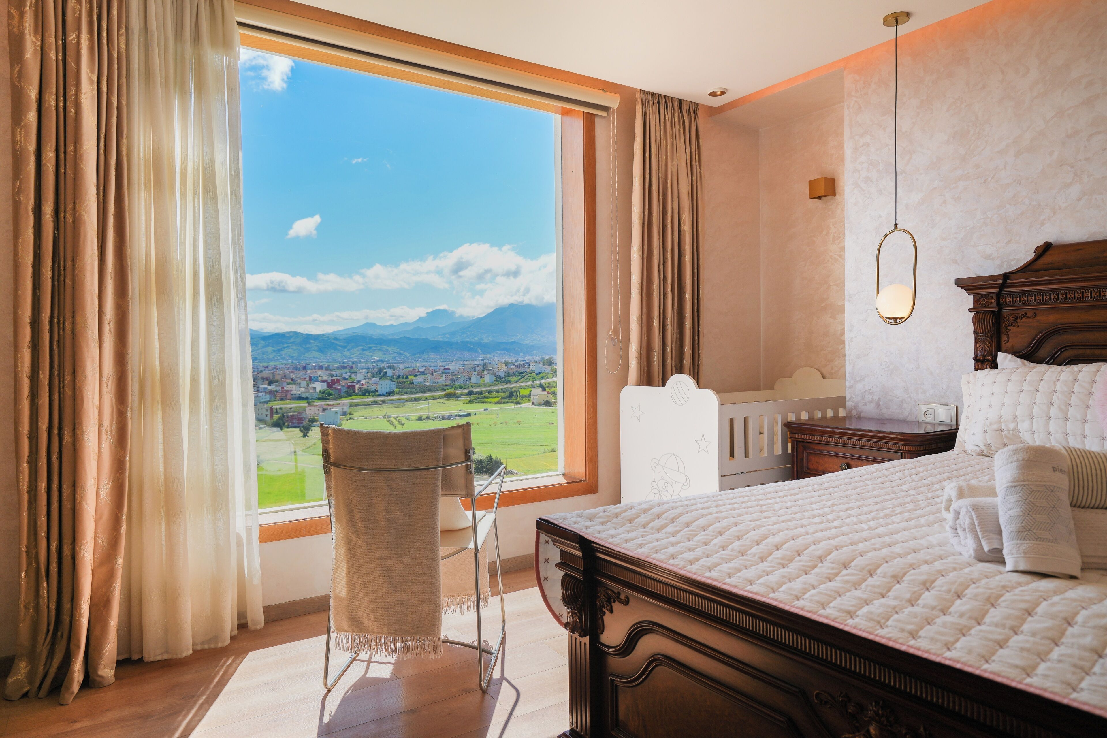 3 slaapkamers, een kluis op de kamer, een bureau