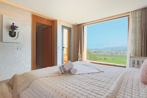 3 bedrooms, in-room safe, desk, iron/ironing board