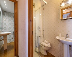 Apartment | Bathroom - Apartment in Spain Near Sandy Beach (Palafrugell)