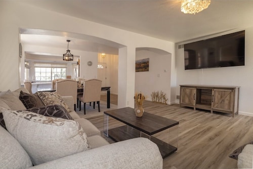 Charming 3-bedroom house with WiFi and AC in awesome Denver