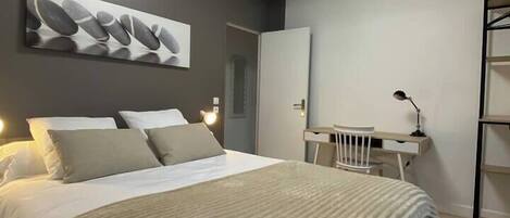 2 dormitoris, escriptori i planxa i posts de planxar