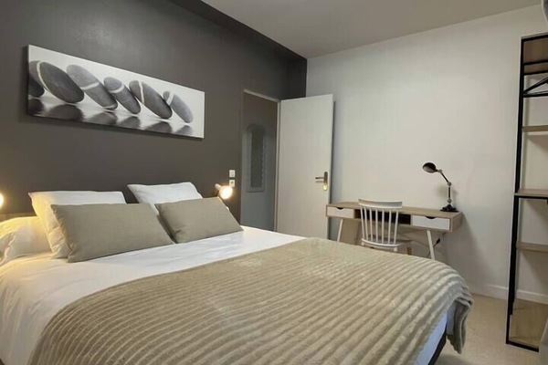 Un vrai bureau avec connexion Wi-Fi dans tout l'appartement. Un dressing pour deux personnes.