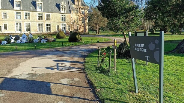 Een gebouw met een bordje waarop 'GALERIE BOUTIQUE' staat.