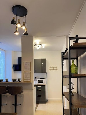 Een koelkast, een microgolfoven, een oven, een kookplaat