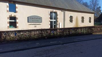 Un bâtiment sur lequel on peut lire l’inscription suivante : « Lcs Achilleas du Chateau ».