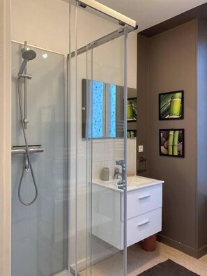 Douche, sĂšche-cheveux, serviettes fournies, savon