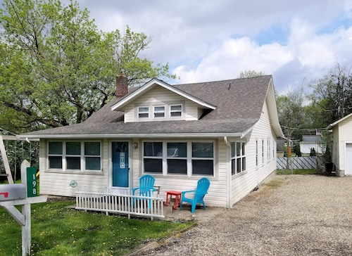 Charming 4-bedroom cottage with WiFi and AC in Chippewa Lake