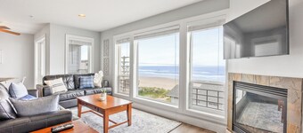 Oceanview 2-bedroom Penthouse Steps to the Beach