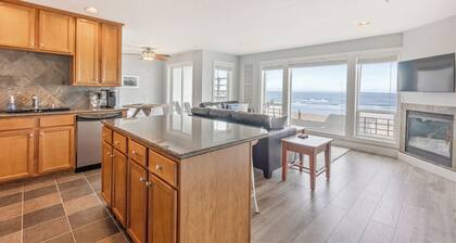 Oceanview 2-bedroom Penthouse Steps to the Beach