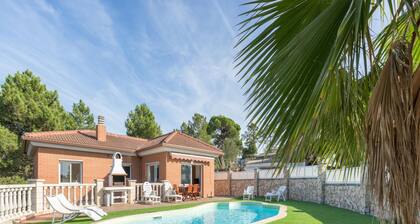 Serene Villa With Pool and Outdoor Dining