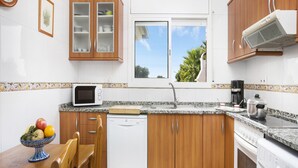 Private kitchen - Serene Villa With Pool and Outdoor Dining (Lloret de Mar)