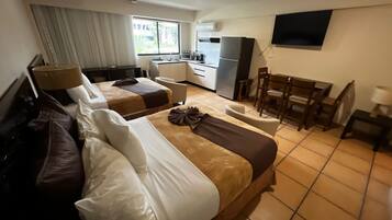 1 quarto, cofres nos quartos, ferros/tábuas de passar roupa