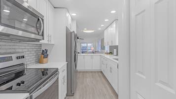 冰箱、微波炉、烤箱、炉灶