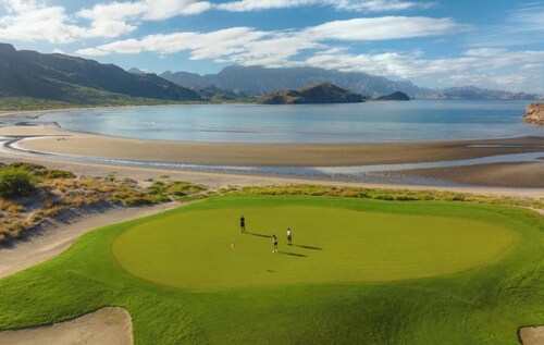 Elegant 2BR Penthouse in Loreto with Ocean Views & Golf Access