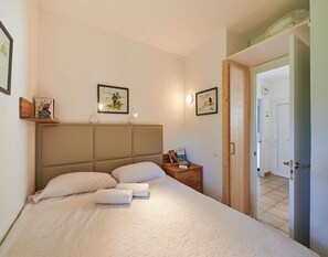 2 habitaciones y tabla de planchar con plancha 