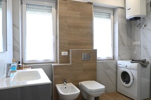 Shower, bidet, towels - M426 - Marcelli, new four-room apartment with sea view terrace (Marcelli)
