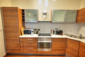 Kühlschrank, Mikrowelle, Ofen, Geschirrspüler