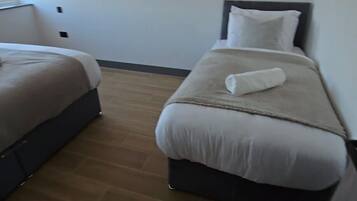 Tabla de planchar con plancha, wifi gratis, ropa de cama