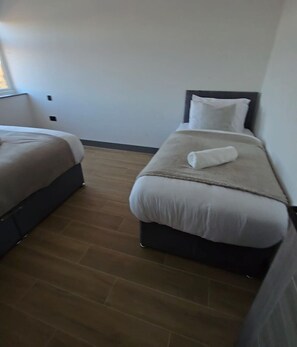 Planxa i posts de planxar, wifi gratuïta i roba de llit