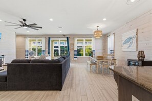 TV, books - 4 Bedroom Cottage Steps from Beach with Pool (Gulf Shores)