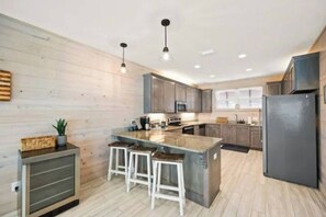 Kylskåp, mikrovågsugn, ugn och spishäll