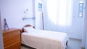 3 Schlafzimmer, Schreibtisch, Bügeleisen/Bügelbrett, Reisekinderbett