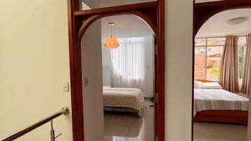 3 habitaciones, escritorio y tabla de planchar con plancha