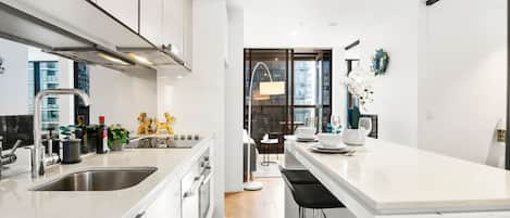 Frigorífico, microondas, horno y lavavajillas