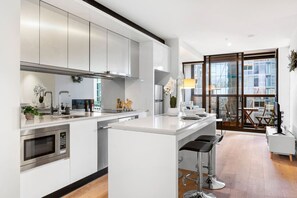 Kühlschrank, Mikrowelle, Ofen, Geschirrspüler