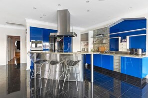 Fridge, microwave, oven, stovetop - 5BDRM Panoramic Waterfront I Jetty & Pool (Blackwall)