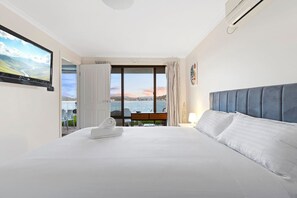 5 bedrooms, desk, iron/ironing board, WiFi - 5BDRM Panoramic Waterfront I Jetty & Pool (Blackwall)