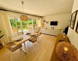 Apartment | Dining - Apartment in Calella With Waterfront Views (Palafrugell)